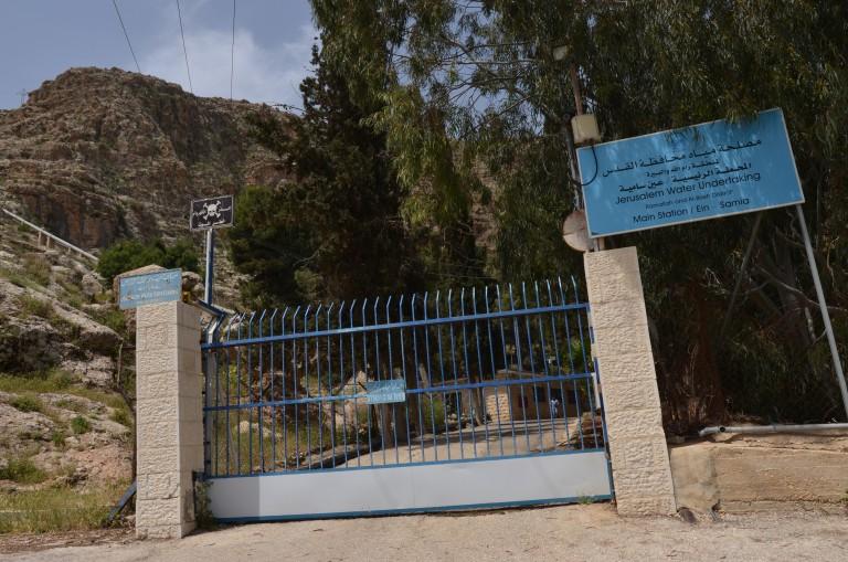 بسبب اعتداءات المستوطنين: "مصلحة مياه القدس" تعلن توقف ضخ المياه من آبار عين سامية