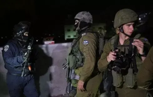 الاحتلال يشن حملة اعتقالات ومداهمات وهدم لمنزل وكرفان في الضفة المحتلة
