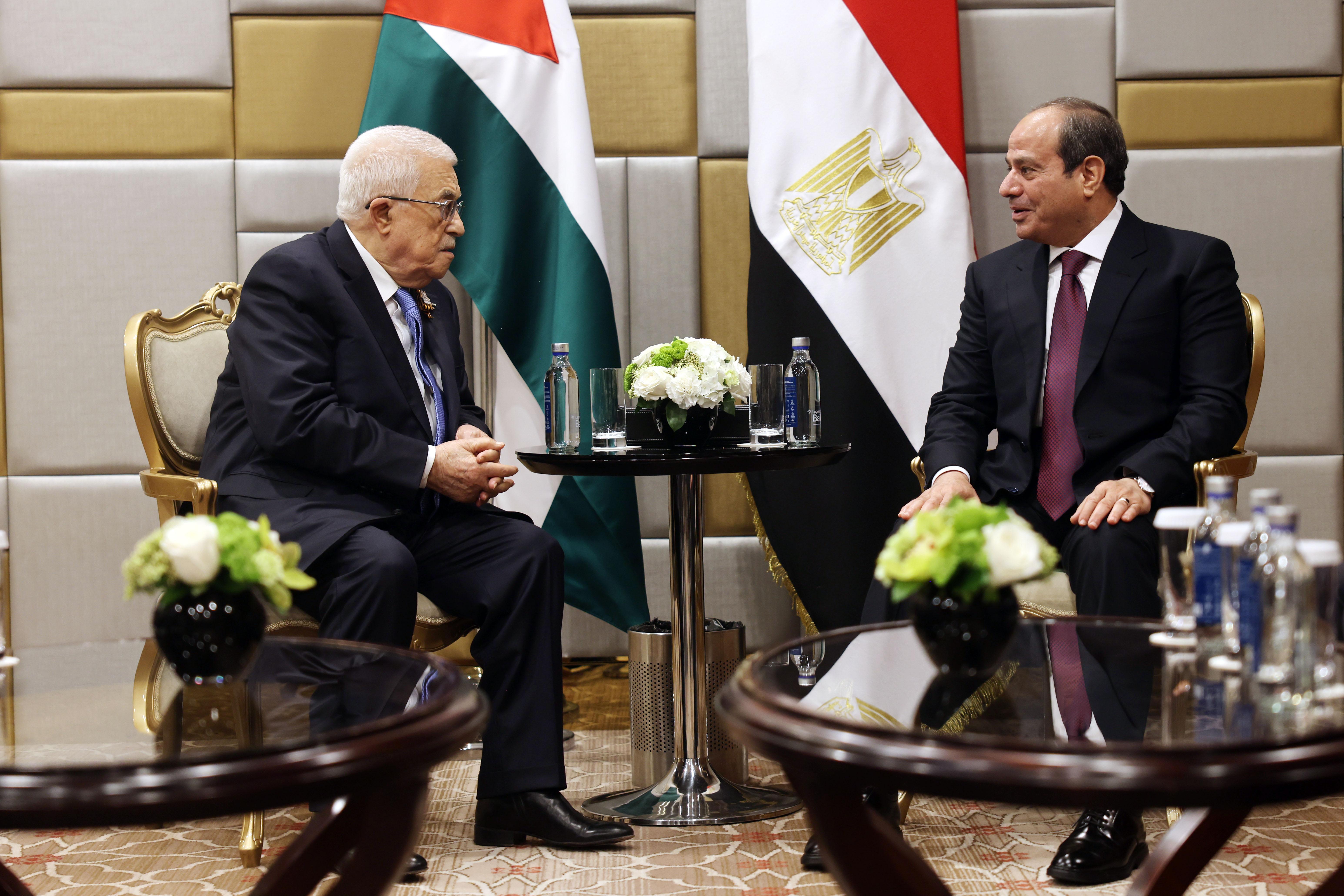 الرئيس عباس يجتمع مع نظيره الرئيس المصري