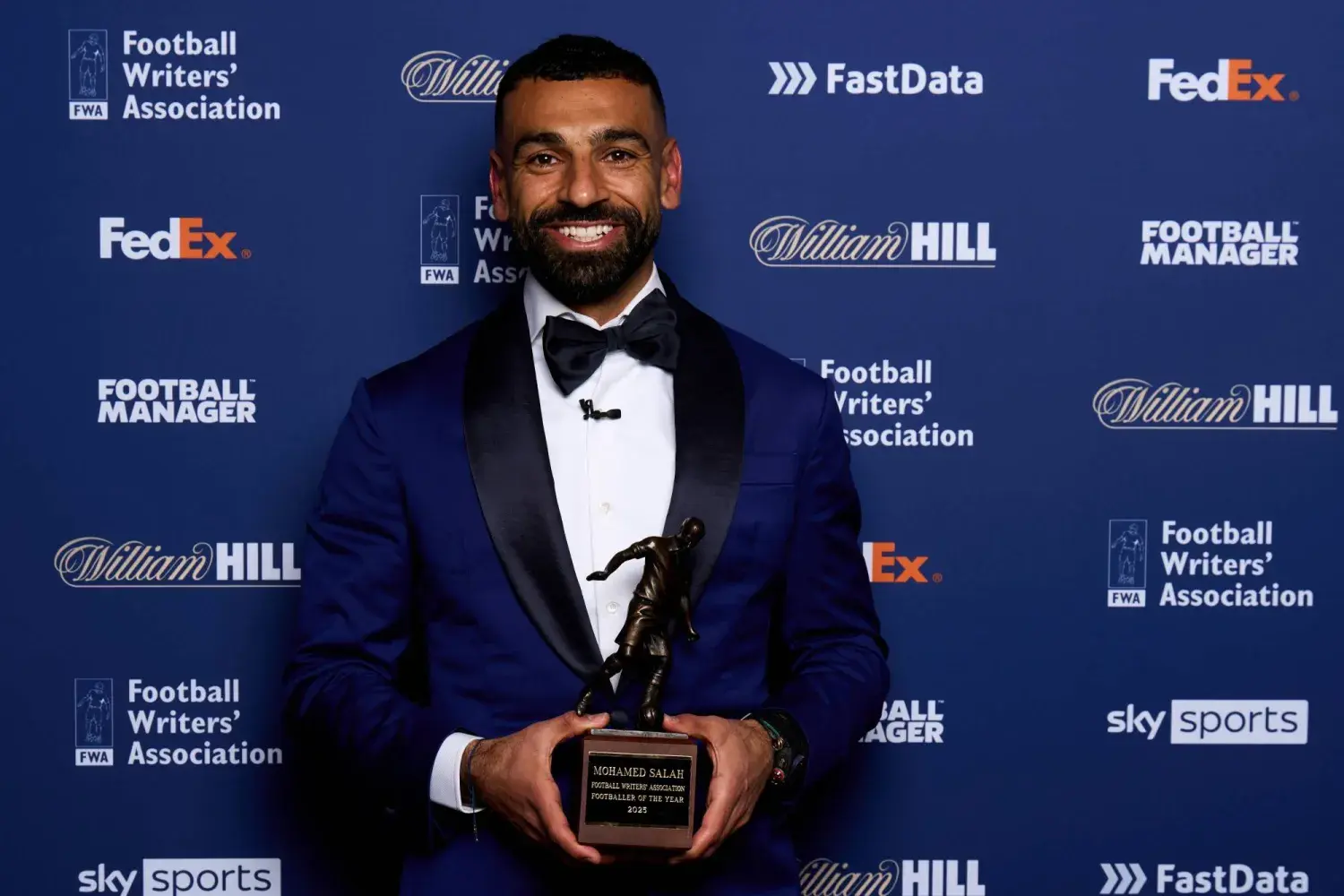 محمد صلاح يتسلم جائزة أفضل لاعب من رابطة الكتاب