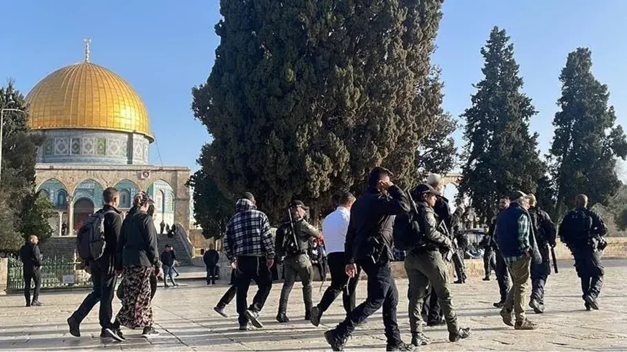 عشرات المستوطنين يقتحمون المسجد الأقصى بحماية أمنية مشددة