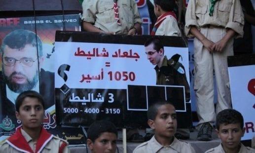 معاريف: تصريحات السنوار حول صفقة تبادل الأسرى تمنح فرصة للتقدم به