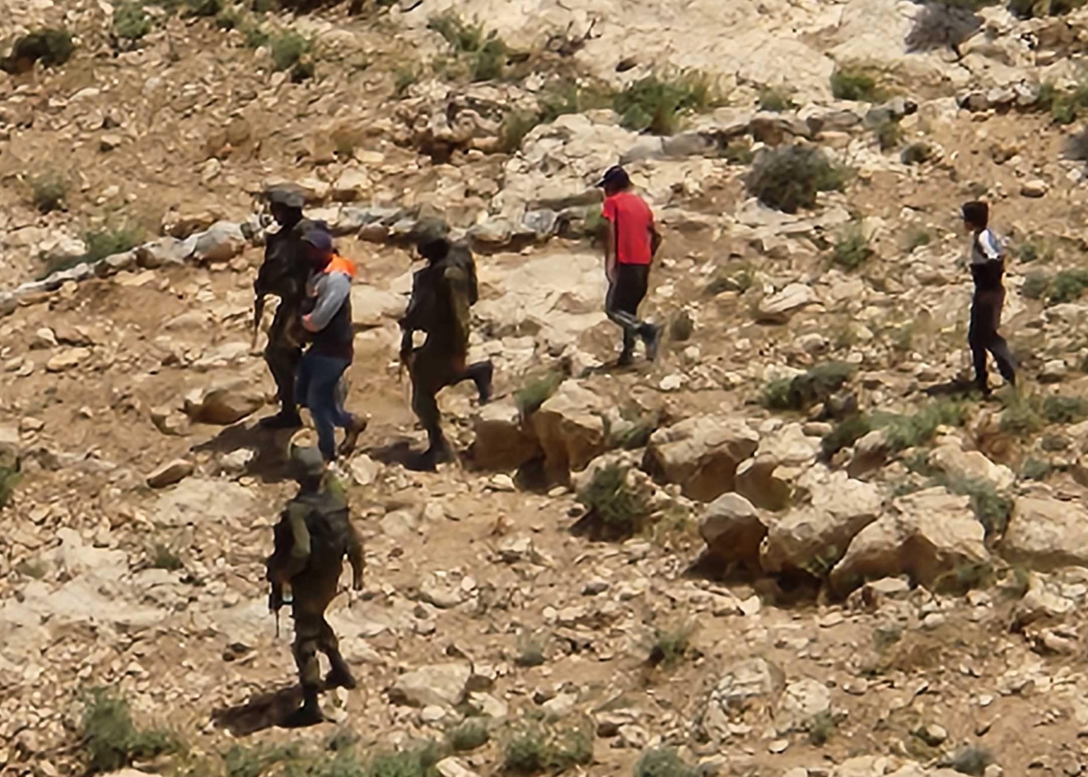 مستوطنون إسرائيليون يعتدون على فلسطيني أثناء رعي أغنامه