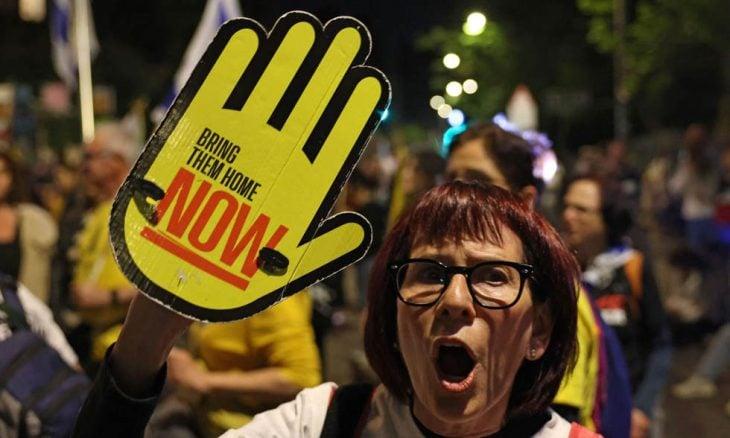 صحيفة إسرائيلية.. الحكومة والجيش لم يضعا “عودة المخطوفين” هدفاً حقيقياً