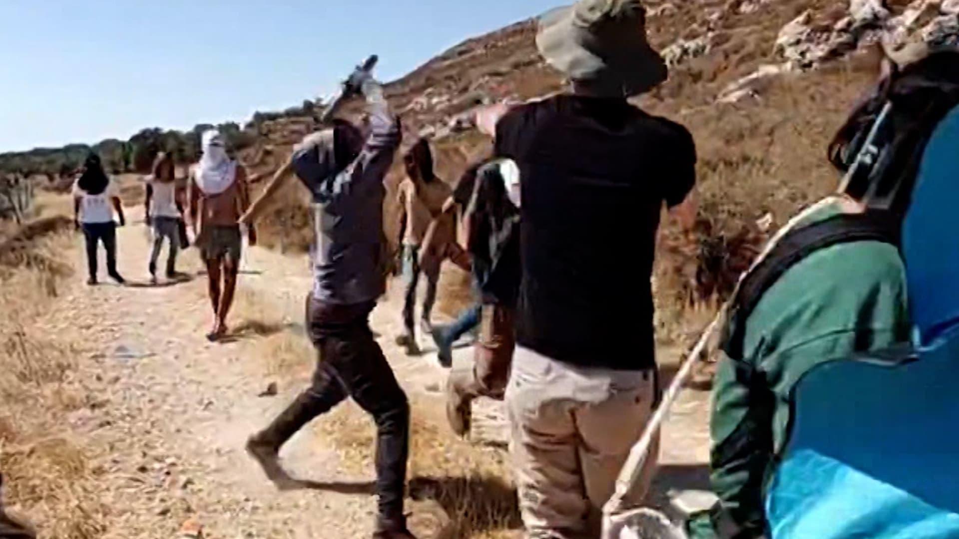 الضفة.. مستوطنون يصيبون 5 فلسطينيين بينهم فتاتان من ذوات الإعاقة