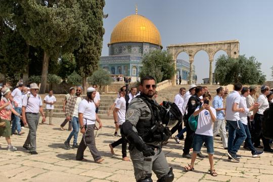 مستوطنون يقتحمون الأقصى بحماية شرطة الاحتلال