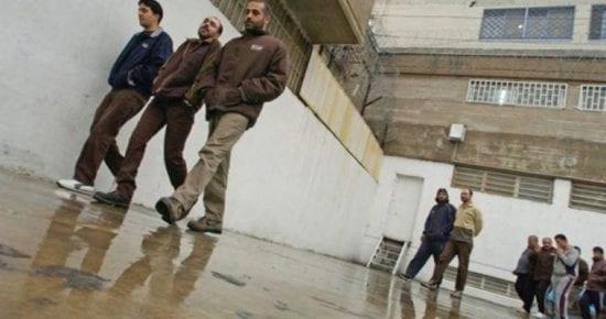 الاحتلال ينقل أسرى في معتقل "مجدو" بسبب غرق القسم وتوتر في "ريمون"