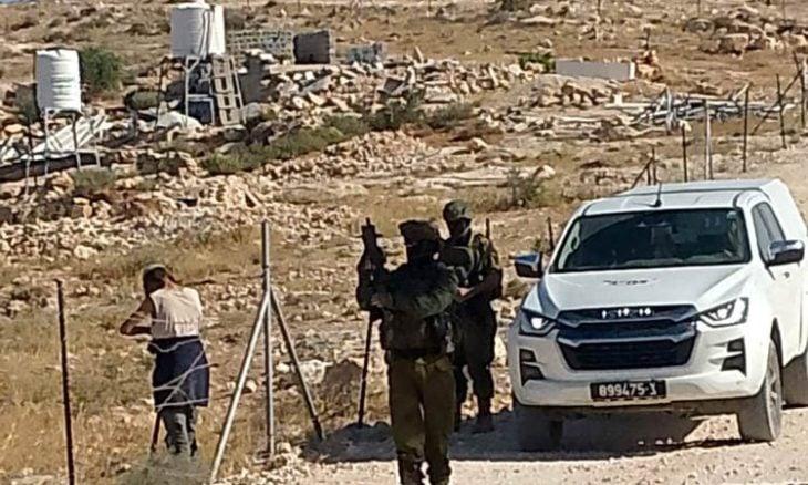 الضفة.. مستوطنون يهاجمون عائلة فلسطينية ويستولون على مأواها