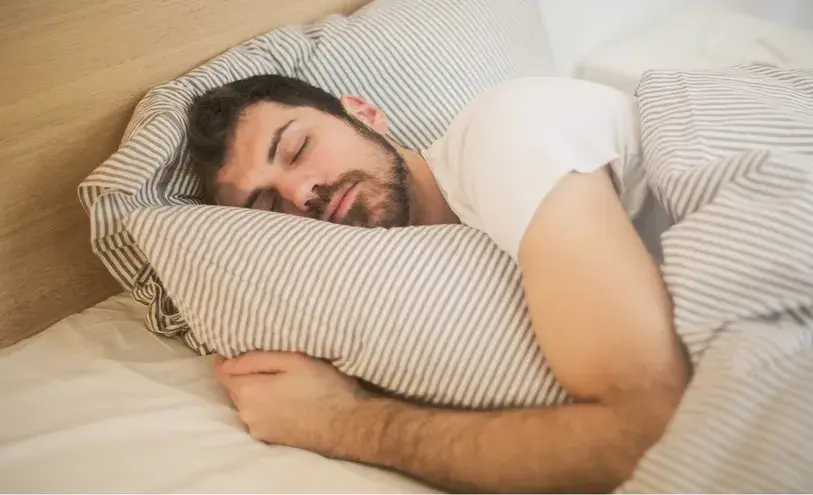 لماذا يمشي الناس أثناء النوم.. وهل هو سلوك خطير؟