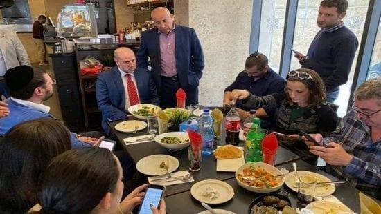 هجوم بزجاجات حارقة على مطعم استضاف مسؤول وفلسطيني وصحافيين إسرائيليين