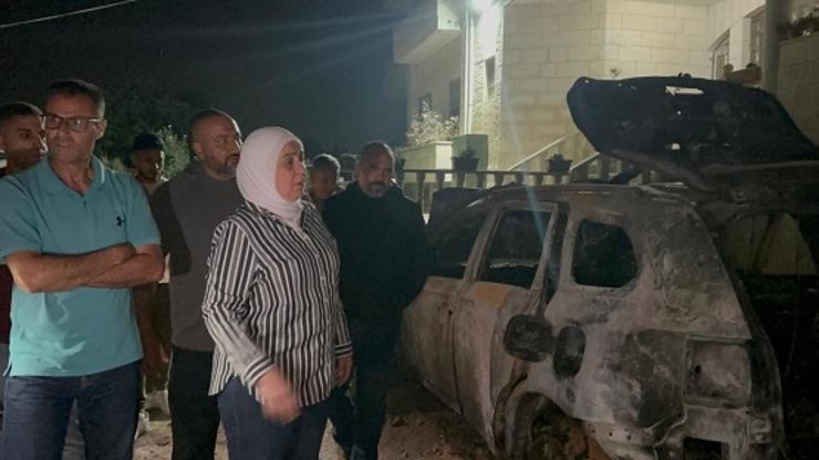 إصابة 30 فلسطينيا وحرق ممتلكات بهجوم واسع للمستوطنين وسط الضفة