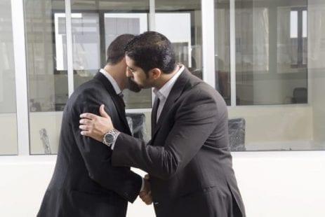 لمحاربة كورونا .. لا تقبيل ولا مصافحة بعد اليوم !