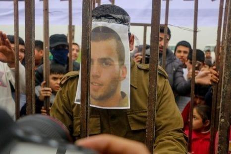 صحيفة: "إسرائيل" ستفرج عن بعض الأسرى مقابل معلومات عن مفقوديها في غزة