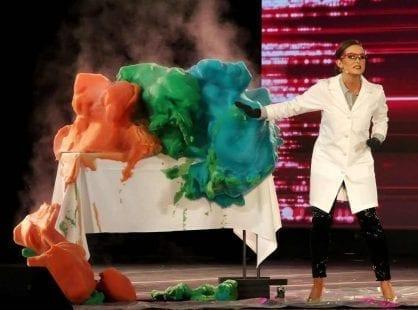 ملكة جمال أميركا.. الكيميائية التي رفضت "مايوه" السباحة (فيديو)