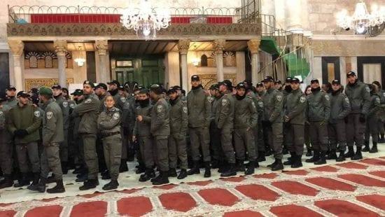 جنود الاحتلال يقتحمون ويدنسون الحرم الابراهيمي بالخليل