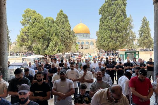40 ألفا يؤدون صلاة الجمعة في الأقصى