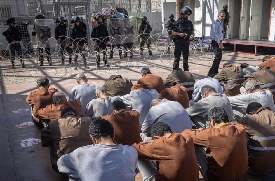 هيئة الأسرى: إدارة سجن جلبوع تعذب الأسرى بالصعقات الكهربائية