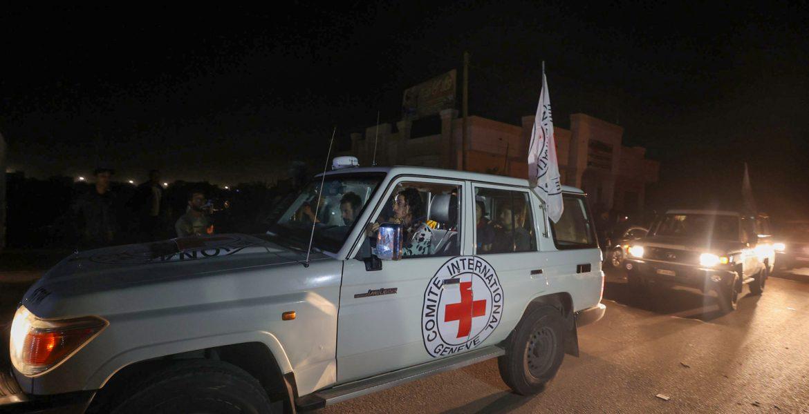 الصليب الأحمر يعلن مقتل 2 من موظفيه بقصف إسرائيلي في غزة