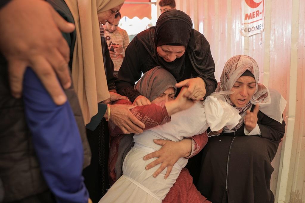 11 شهيدا منذ فجر اليوم: شهيد ومصابون في قصف الاحتلال منزلا وسط قطاع غزة