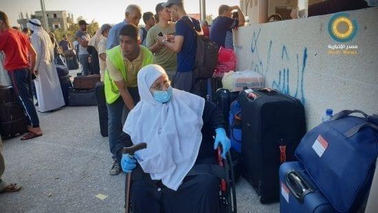 بدء توافد المسافرين إلى معبر رفح استعداداً لمغادرة القطاع وسط تعليمات مشددة (صور)