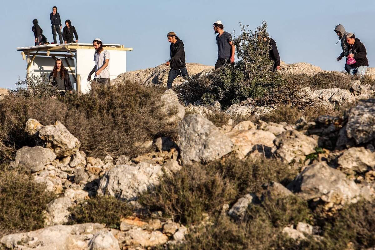 مستوطنون يقيمون بؤرة استيطانية في الفارسية بالأغوار
