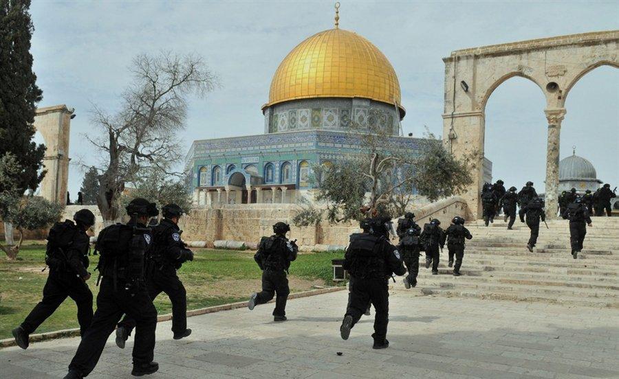 الاحتلال يشن حملة اعتقالات بالضفة ويحرم المقدسيين من أداء فرائضهم