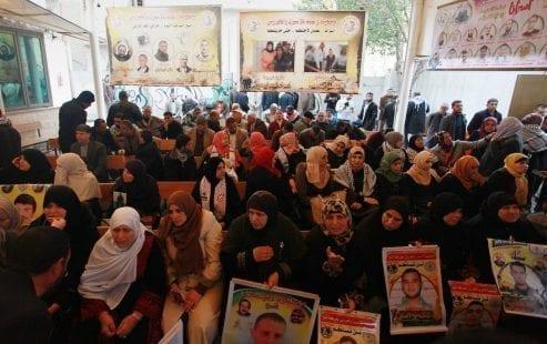 لجنة الأسرى بغزة تعلق الاعتصام الأسبوعي مؤقتاً