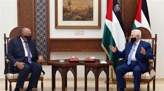 الرئيس عباس يُطلع وزير الخارجية المصري آخر مستجدات القضية الفلسطينية