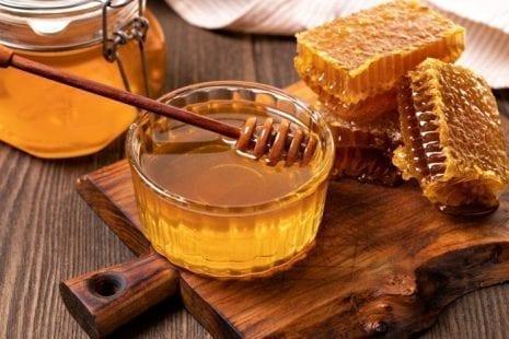 باحثون: العسل بديل للمضادات الحيوية في علاج هذه الأمراض