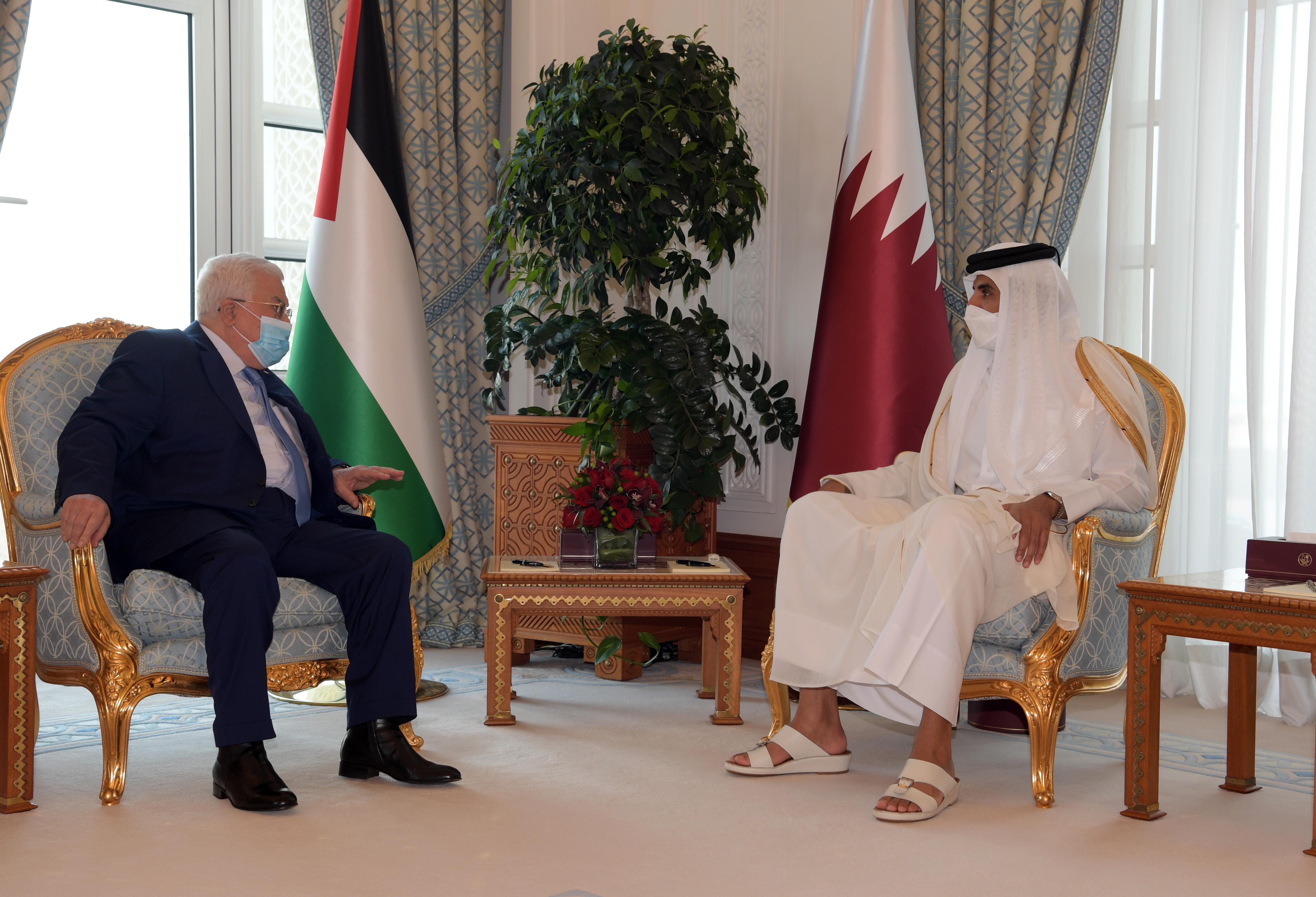 لبحث علاقات ثنائيّة بين الدولتين.. الرئيس عباس يلتقي بالشيخ تميم بقطر