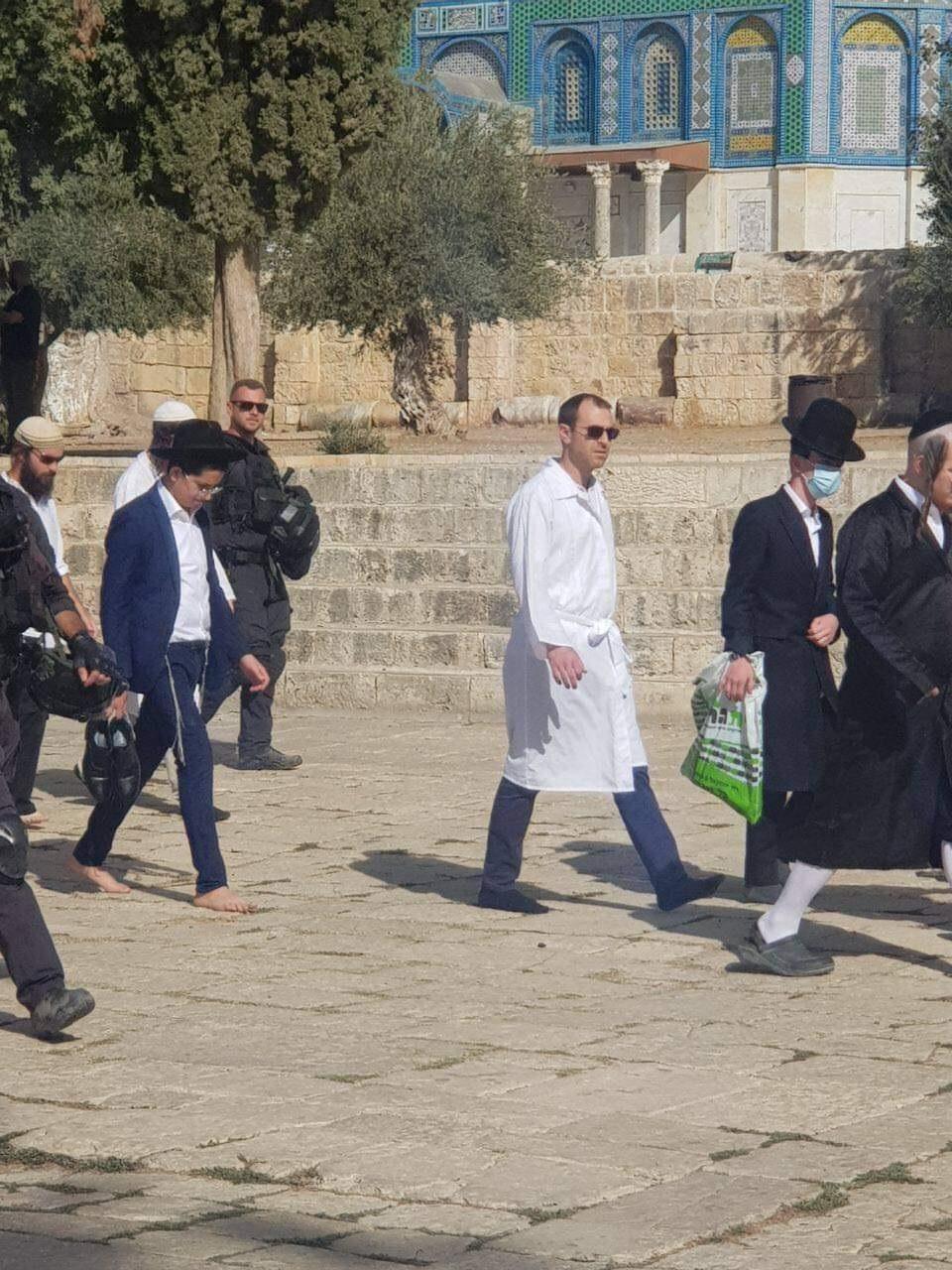 مستوطنون متطرفون يقتحمون باحات المسجد الأقصى