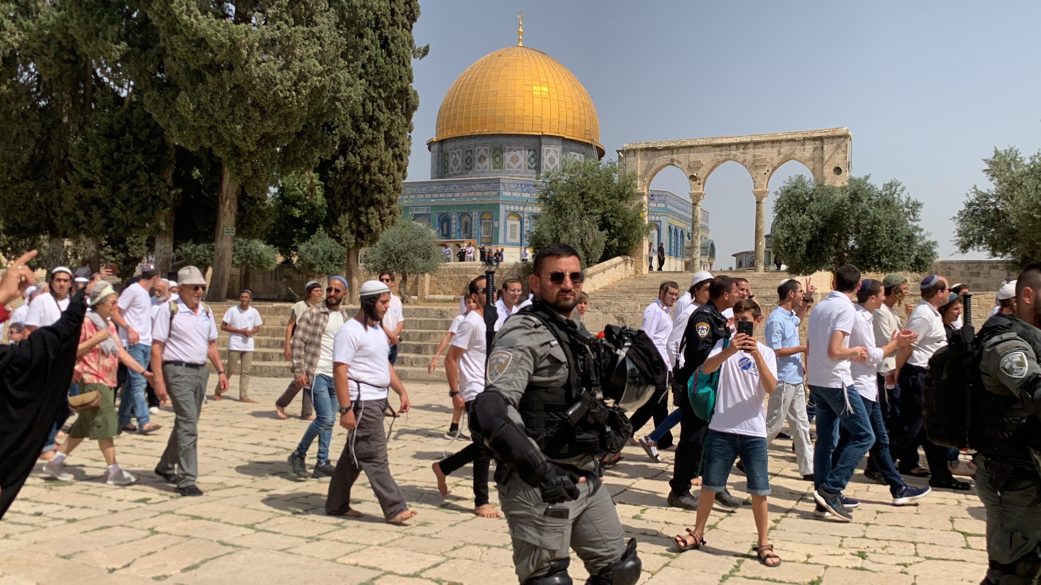 مستوطنون يؤدون طقوسا تلمودية عند أبواب المسجد الأقصى