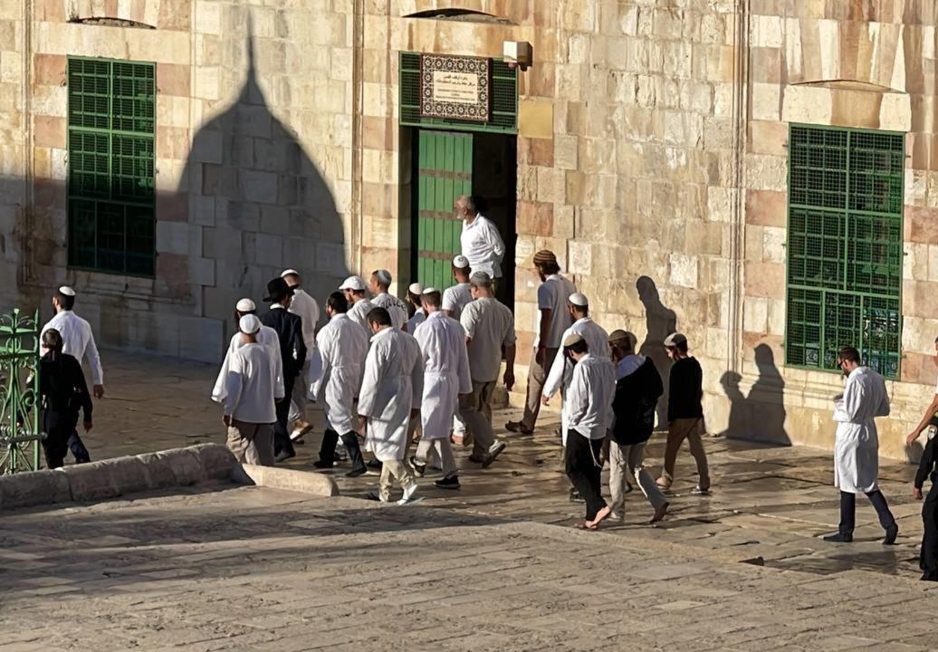 بقيادة المتطرف يهودا غليك.. مستوطنون يقتحمون المسجد الأقصى