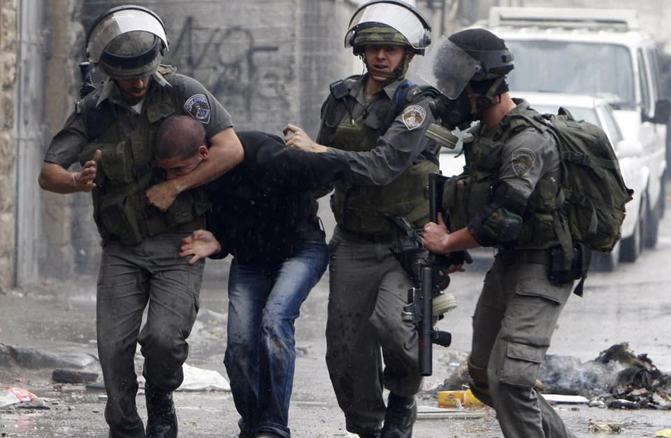 هيئة الأسرى: قوات الاحتلال تعتدى على 3 فلسطينيين خلال اعتقالهم