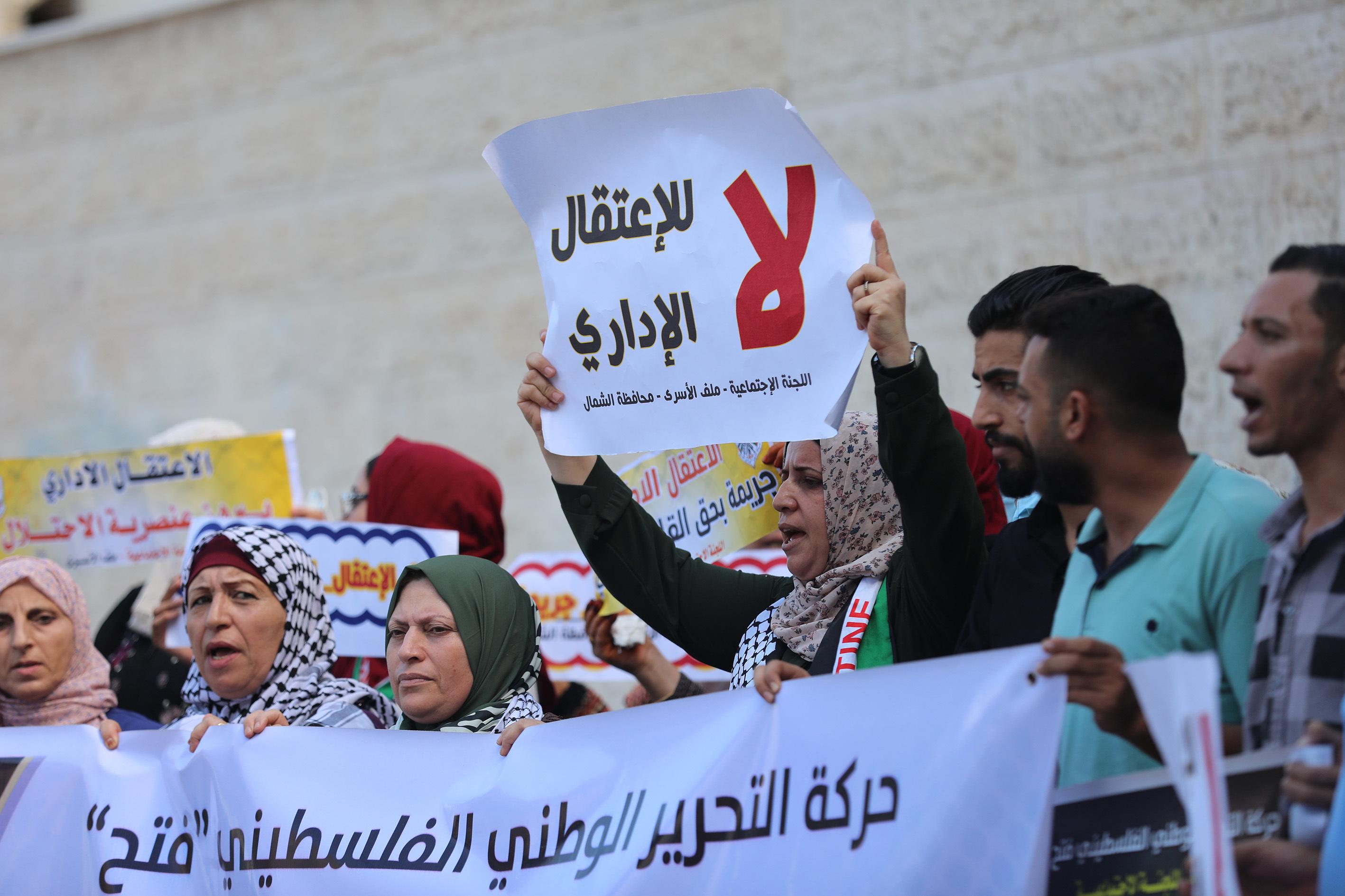 سلطات الاحتلال تجدد أوامر الاعتقال الإداري بحق 22 معتقلًا