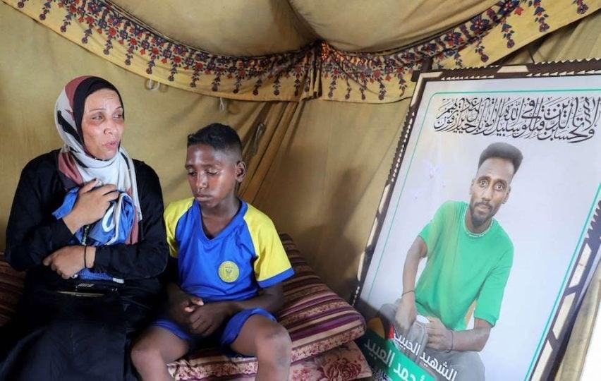 زوجة "بيليه فلسطين" ترد على محمد صلاح.. "أنا أجاوبك كيف مات"