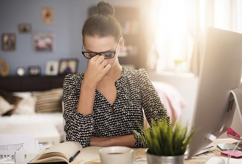 نصائح الأطباء لمواجهة تعب العمل من المنزل