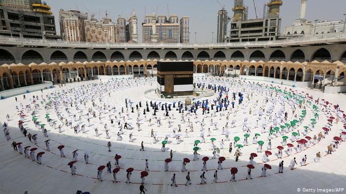 وفق إجراءات وقائية.. السعودية تستقبل أولى رحلات المعتمرين من خارجها