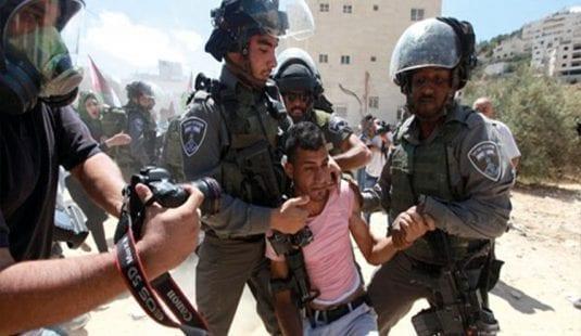 بيت لحم : الاحتلال يعتقل شاباً ومستوطنون يعتدون بالضرب على شقيقين