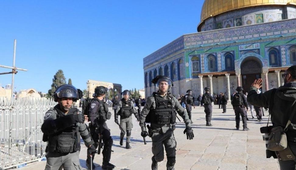 أوقاف القدس تدين اقتحام الأقصى والسماح بإدخال رموز دينية