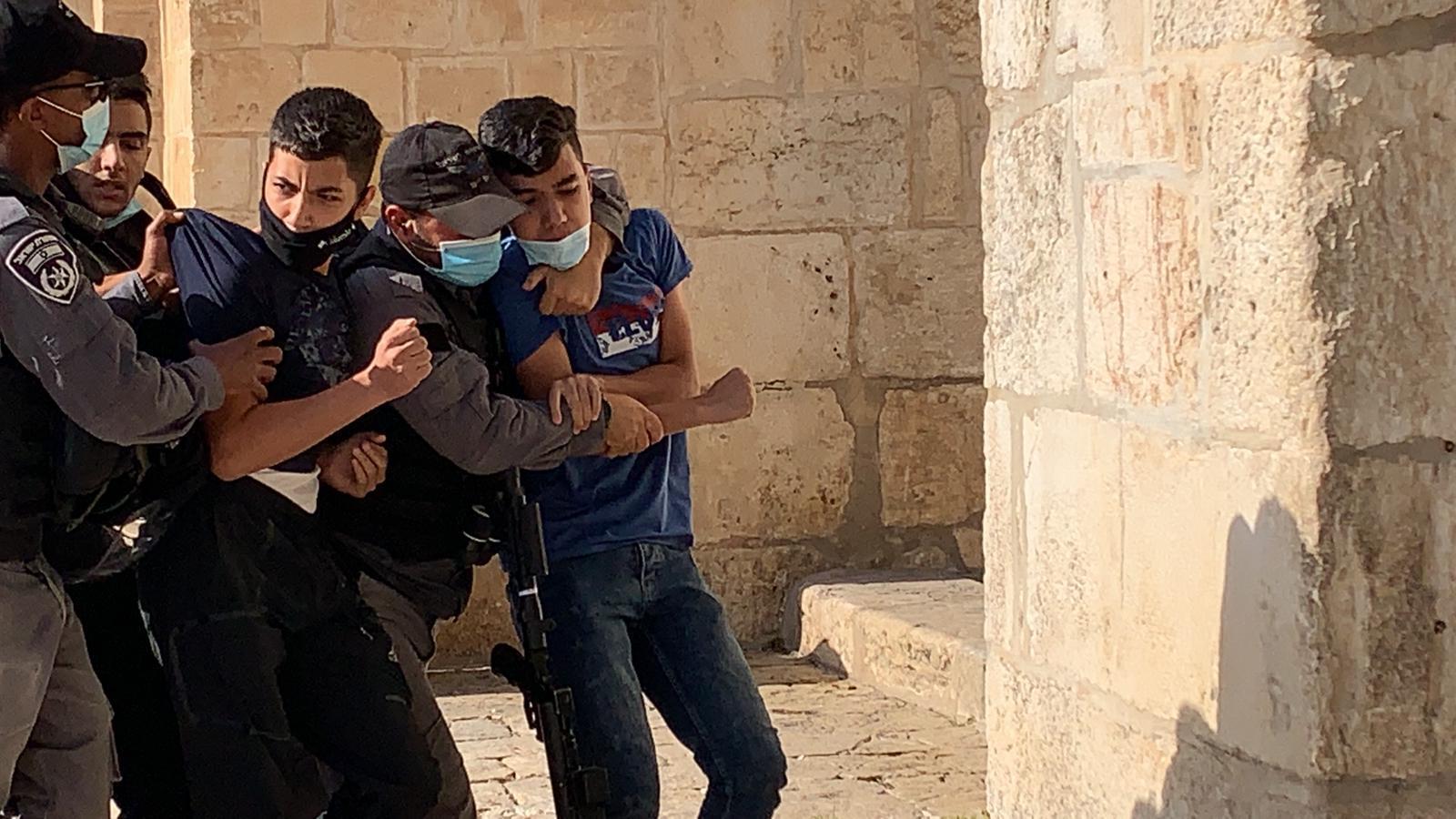 الاحتلال يشن حملة اعتقالات في الأقصى ويبعد حارساً عنه في يوم عرفة