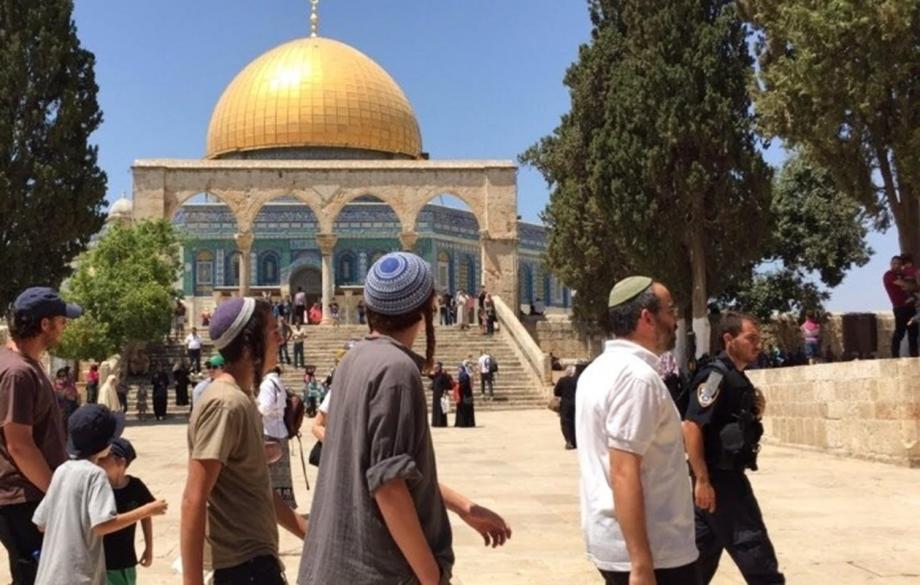 مستوطنون متطرفون يقتحمون الأقصى ويؤدون طقوسا تلمودية