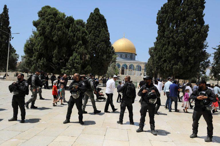 أوقاف القدس تدين اعتداء الاحتلال على الأقصى
