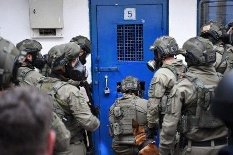 سجن "إيشل" يشهد توتراً شديداً عقب اعتداء الاحتلال على أسرى مضربين عن الطعام