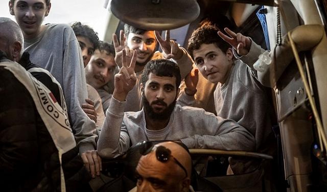 سلطات الاحتلال تصدر أوامر إعتقال إداري بحق 29 فلسطينياً