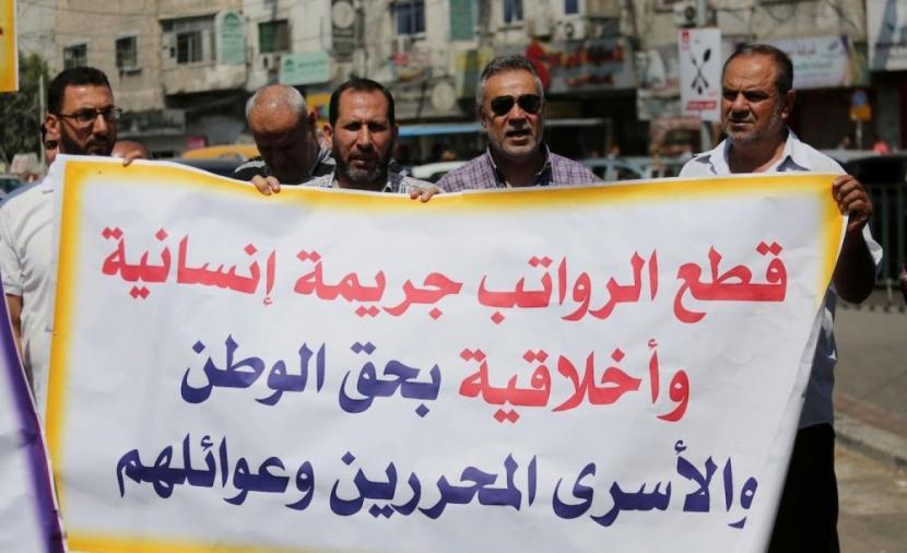 الأسرى المحررين المقطوعة رواتبهم يعلقون إضرابهم عن الماء