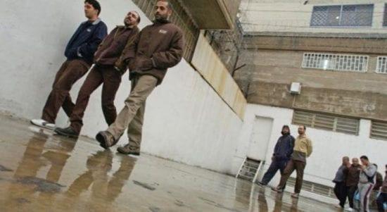 معاريف عن مسؤلين إسرائيليين: تقدم في صفقة تبادل الأسرى مع "حماس"