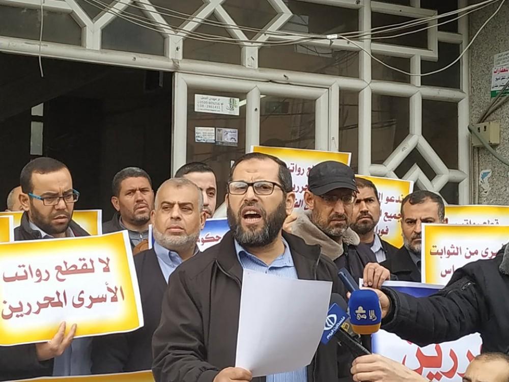 تفاصيل مهمة لـ الأسرى والمحررين وذوي الشهداء المقطوعة رواتبهم بغزة