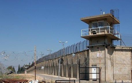 نادي الأسير يعلن تلقى 3 أسرى للقاح كورونا