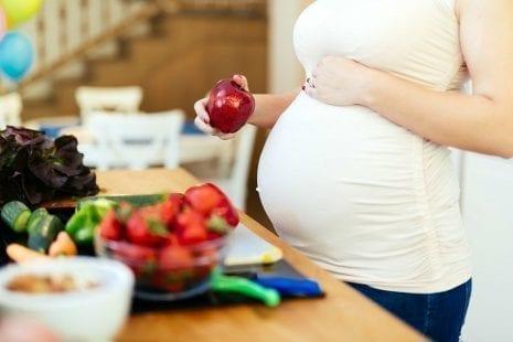 الأطعمة التي ينبغي على النساء تجنبها أثناء فترة الحمل